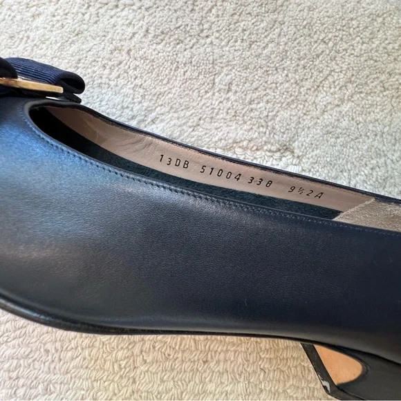 Salvatore Ferragamo Navy Leather Vara Shoes with Bow 9.5 Narrow Never Worn! - Picture 10 of 14